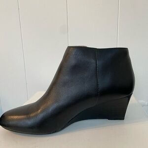 Adrienne Vittadini Black Leather Wedge Ankle Boots Size 8